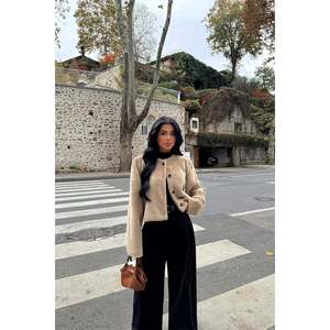 Veste pour femme avec détails boutonnés couleur crème - Product Image 2