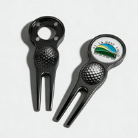 Aksesoris Golf Alat Perbaikan Divot Berpegas Warna Emas dan Hitam dengan Handuk Golf Model Shotgun, Pembersih Klub Golf, dan Alat Tee Golf