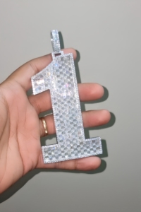 Ramdut Impex RD-MP28 Premium Numéro 1 Initiale Moissanite Croix Diamant Design Baguette Finition Or Blanc Pendentif Charme - Product Image 1