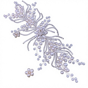 Applique de luxe personnalisée faite à la main en fil d'argent 3D, motif perlé, cristaux et strass en vrac, perles pour robe de mariée et chaussures - Product Image 2