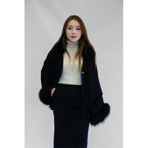 เสื้อคลุมแคชเมียร์ผู้หญิงสุดหรูสำหรับฤดูหนาว ผ้าขนสัตว์ผสม อุ่นสบาย ผ้าคลุมไหล่หรูหรา แต่งขอบขนเฟอร์เทียมลายฟ็อกซ์ - Product Image 2