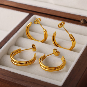 ต่างหูแบบห่วงรูปตัว C สามชั้น ชุบทอง 18K สแตนเลสสตีล สำหรับผู้หญิง สวมใส่ได้ทุกวัน - Product Image 2