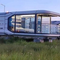 Micro-maisons intelligentes écologiques en structure acier, style capsule spatiale moderne, maisons mobiles avec installation rapide