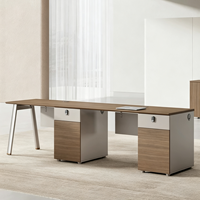 Poste de travail moderne et simple de qualité E0, écologique, pour 4 personnes, avec cloison de bureau et combinaison table-chaise pour personnel
