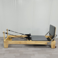 Sistema de Entrenamiento Todo en Uno para el Hogar, Reformer de Pilates con Marco de Roble, Cuero de Poliuretano, Espuma de Alta Densidad y Capacidades de Yoga.
