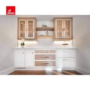 Armoire <span class=keywords><strong>de</strong></span> <span class=keywords><strong>cuisine</strong></span> encastrée en marbre et îlot <span class=keywords><strong>de</strong></span> noyer avec queues d'aronde d'épices et <span class=keywords><strong>hotte</strong></span> à bandes <span class=keywords><strong>de</strong></span> métal poli - Product Image 5