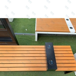 Banc publicitaire intelligent en acier inoxydable et <span class=keywords><strong>bois</strong></span> composite (WPC) à énergie <span class=keywords><strong>solaire</strong></span> CE, <span class=keywords><strong>panneau</strong></span> <span class=keywords><strong>solaire</strong></span> 160W, 4 ports USB, 2 chargeurs sans fil - Product Image 5