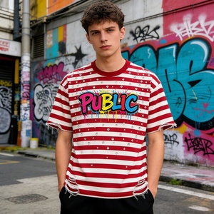 เสื้อยืดผู้ชายลายกราฟฟิตีสตรีทแวร์คุณภาพสูงจากโรงงานผู้ผลิต (OEM) ตกแต่งด้วยคริสตัลและดีไซน์ขาดๆ แบบสั่งทำพิเศษ แขนสั้น - Product Image 3