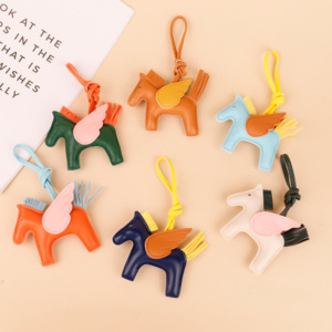 Сумка для ключей из искусственной кожи Tianxin в стиле аниме с подвеской в виде лошади - Product Image 2