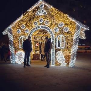 Casa 3D de Estilo Moderno con Decoración Navideña LED, Casa 3D Personalizable con Motivo de Plaza Urbana a la Moda e Iluminación - Product Image 1