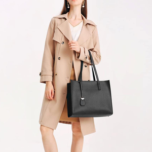 Женская большая мягкая сумка-тоут из искусственной кожи с застежкой-молнией, подкладкой из полиэстера и логотипом – простой дизайн для школы, работы и отдыха - Product Image 5