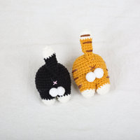 Porte-clés en crochet fait main, motif fesses de chat noir et blanc, pendentif animal tricoté doux et amusant, breloque fesses de chaton pour sacs à dos, voitures et décoration de clés