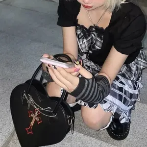 Estilo gótico de las mujeres amor corazón monedero bolso Y2k Hot Girls Punk bolso de hombro decoración de Metal <span class=keywords><strong>mujer</strong></span> negro Cool Messenger Bags - Product Image 3