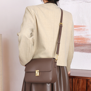 กระเป๋าถือสะพายไหล่ผู้หญิง หนังแท้ สไตล์วินเทจ หรูหรา แฟชั่นลำลอง รับผลิตแบบ OEM ODM ขายดีประจำฤดูใบไม้ร่วงและฤดูร้อน ปี 2024 - Product Image 2