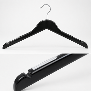 Percha de Madera Minimalista para Ropa con Almohadillas Antideslizantes, Perchas de Madera Personalizadas para Trajes con Logotipo - Product Image 4