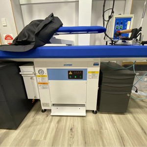 Máquina de planchar industrial Zoyer con brazo oscilante y mesa de vapor grande para fábricas de ropa de 0.85 Kw - Product Image 1
