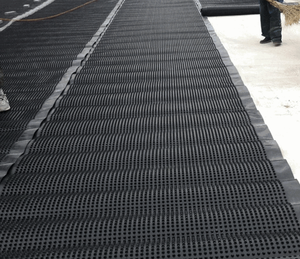 Planche de drainage alvéolée en PEHD – Feuille de drainage au design industriel pour applications de jardinage et de barrages - Product Image 3