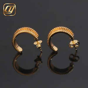 Boucles d'oreilles Huggie en Moissanite Plaqué Or, Taille Ronde Brillante, Sertissage Canal, Géométriques, Luxe, Unisexe, Usage Quotidien - Product Image 4