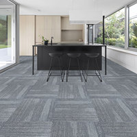 Carreaux de moquette linéaire moderne 50x50 Casse-tête carré auto-adhésif pour bureau commercial chambre à coucher et maison sol pour espace de prière