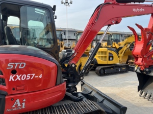 Miniexcavadora de cadenas Kubota KX057-4 usada original de Japón, excavadora pequeña de 5.5 toneladas con motor V2607, giro de cola cero, disponible en stock. - Product Image 5