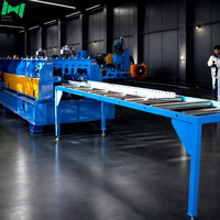 Machine de production de profilés pour la gestion et le support des câbles de bâtiment, avec traitement simplifié des chemins de câbles