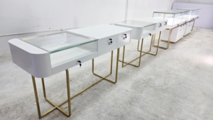 Présentoir à bijoux rectangulaire en verre et bois massif personnalisé en métal doré pour centres commerciaux, magasins et comptoirs - Product Image 5