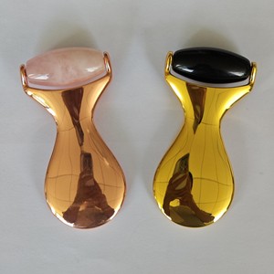Masseur facial 2 en 1 en alliage de zinc doré avec pierre de jade, quartz rose et obsidienne noire - Product Image 5
