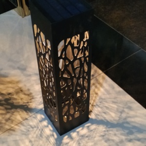 Borne solaire de jardin en acier Corten avec panneau solaire et éclairage LED |   Ampoules LED - Product Image 4