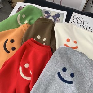 เสื้อฮู้ดผู้ชายแบบขายส่ง OEM ทรงโอเวอร์ไซส์ แต่งแพทช์เชนิลล์ ดีไซน์เรียบง่าย ย้อมสีพื้น ถักแบบคอกลม น้ำหนัก 350 กรัม สำหรับฤดูหนาว - Product Image 1