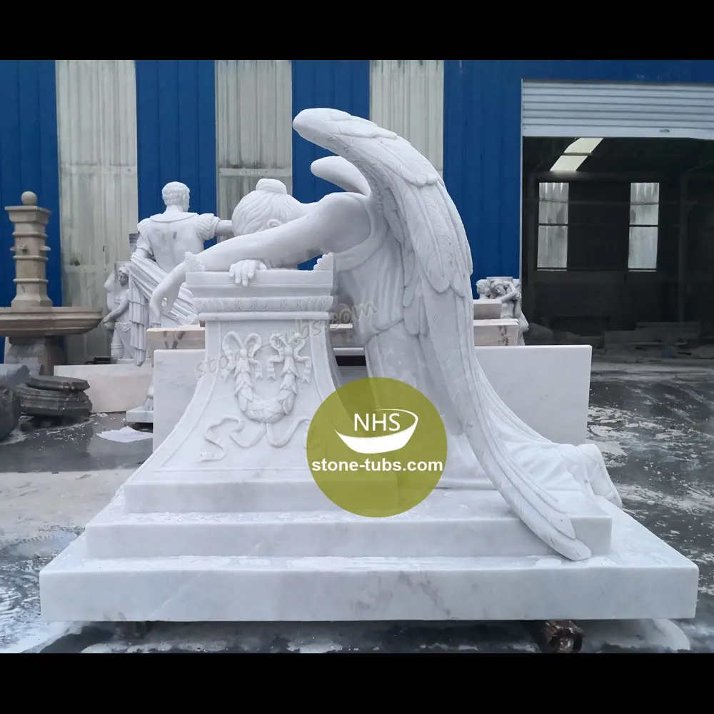 Monumento in marmo bianco triste pianto di pietra angelo piangente lapide giardino statue cimitero scultura pietra tombale