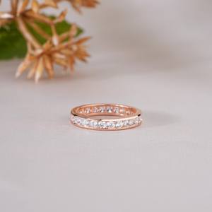 Bague classique en or rose avec diamants pour femmes, fine, élégante, scintillante, idéale pour un mariage, une fiançaille ou un anniversaire - Product Image 1
