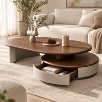 Table basse en bois écrémé avec plateau à grain apparent, pieds doux et robustes, design contemporain durable pour un salon chaleureux