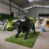 Sculpture d'animal en résine Street Bull avec gazon artificiel vert pour la décoration de ferme, les fêtes à thème, les fêtes de Noël et les expositions