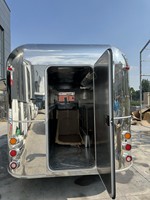 Camion de restauration mobile en acier inoxydable brillant avec design résistant à la rouille pour la vente de fast-food, bonbons, chips, hot-dogs, cuisine mobile