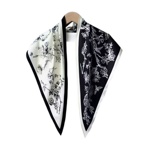 Sciarpa triangolare multifunzionale 135x60 cm con stampa floreale per donna, accessorio moda - Product Image 1