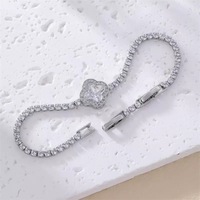 Bracelet Chaîne Tennis LUOYUNE au Design Unique, Fermoir Trèfle Entièrement Sertie de Zircons, en Acier Inoxydable Plaqué Or, Bijou Tendance et Élégant pour Femme