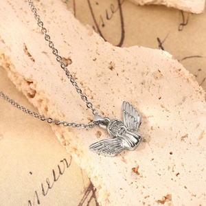 Collana in Stile Lusso Leggero Europeo e Americano, Nuovo Ciondolo Angelo Tridimensionale Carino, Collana Retrò Metallica da Donna - Product Image 5