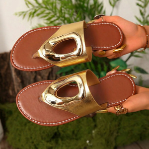 Sandales plates d'été pour femmes, grande taille, avec décoration métallique, tongs décontractées - Product Image 3