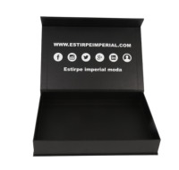 Boîte d'emballage en carton de luxe OEM pour vêtements, fermeture magnétique pour chaussettes avec gaufrage, laminage mat et revêtement UV