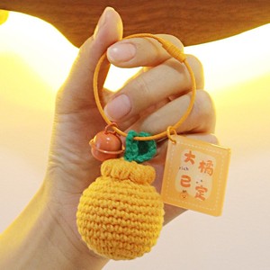 Pendentif orange au crochet fait main, ornement orange au crochet en fil, porte-clés tricoté, décoration de sac - Product Image 3