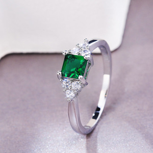 Anello di Moda in Pietra Verde, Design Minimalista ed Elegante, Gioiello da Donna per Uso Quotidiano, Anello Statement - Product Image 5