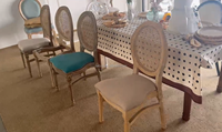 Chaise empilable de style vintage français avec dossier incurvé en rotin, fabriquée en résine PP durable pour l'extérieur, les banquets et les hôtels