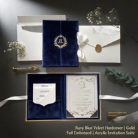 Set Undangan Pernikahan Folio Hardcover Beludru Biru Dongker Personalisasi, dengan Embos Foil Emas dan Akrilik, Termasuk Amplop