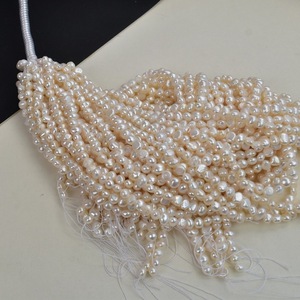 Perles d'eau douce naturelles en vrac, faites à la main, 4-5 mm, brillantes des deux côtés, trous horizontaux, forme baroque irrégulière, vente en gros - Product Image 1