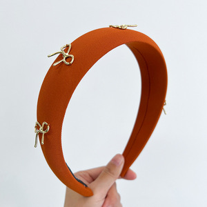 Vente en gros de bandeaux pour femmes de style européen et américain, couleur unie, en éponge, avec nœud en <span class=keywords><strong>métal</strong></span> doré - Product Image 4