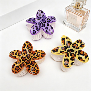 Pinces à cheveux imprimées UV motif léopard et fleur de frangipanier, pinces à mâchoires florales colorées antidérapantes pour femmes et filles - Product Image 3