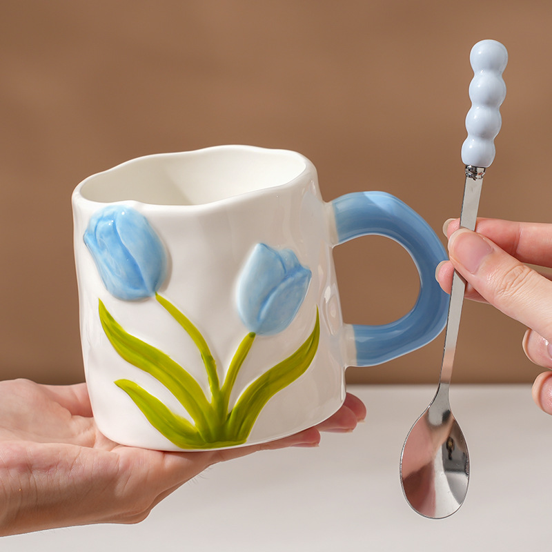 Cuchara individual azul celeste con forma de tulipán.