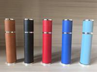 Flacon diffuseur de parfum haut de gamme 10 ml en cuir d'agneau, estampage à chaud, anti-fuite, rechargeable, vaporisateur portable en verre avec pompe et bouchon à vis