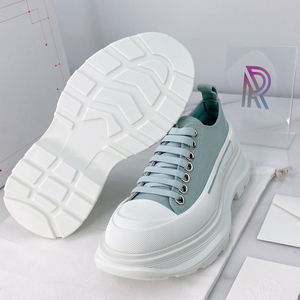 Chaussures de créateur de luxe pour femmes, baskets en toile tendance, logo personnalisé, chaussures plates blanches de style marche, chaussures décontractées à lacets et semelle épaisse pour hommes - Product Image 3