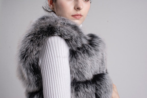 YY8046 Gilet Invernale da Donna in Vera Pelliccia di Volpe Naturale di Alta Qualità - Product Image 6